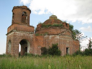Руины церкви в Меревском