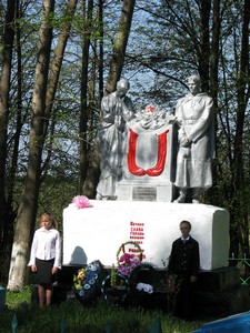 Братская могила с почётным караулом в селе Ивановское